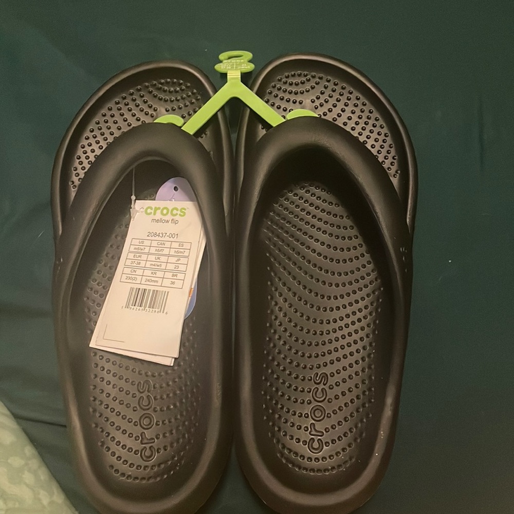 Croc “mellow flip” sandals